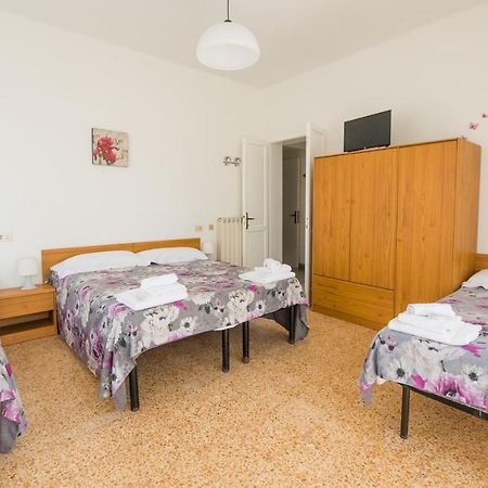 Casa Violetta Bed & Breakfast Marina di Massa Exterior photo